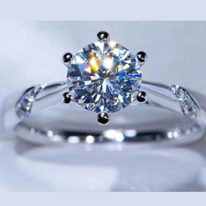 Anel em Prata com Diamante Moissanite