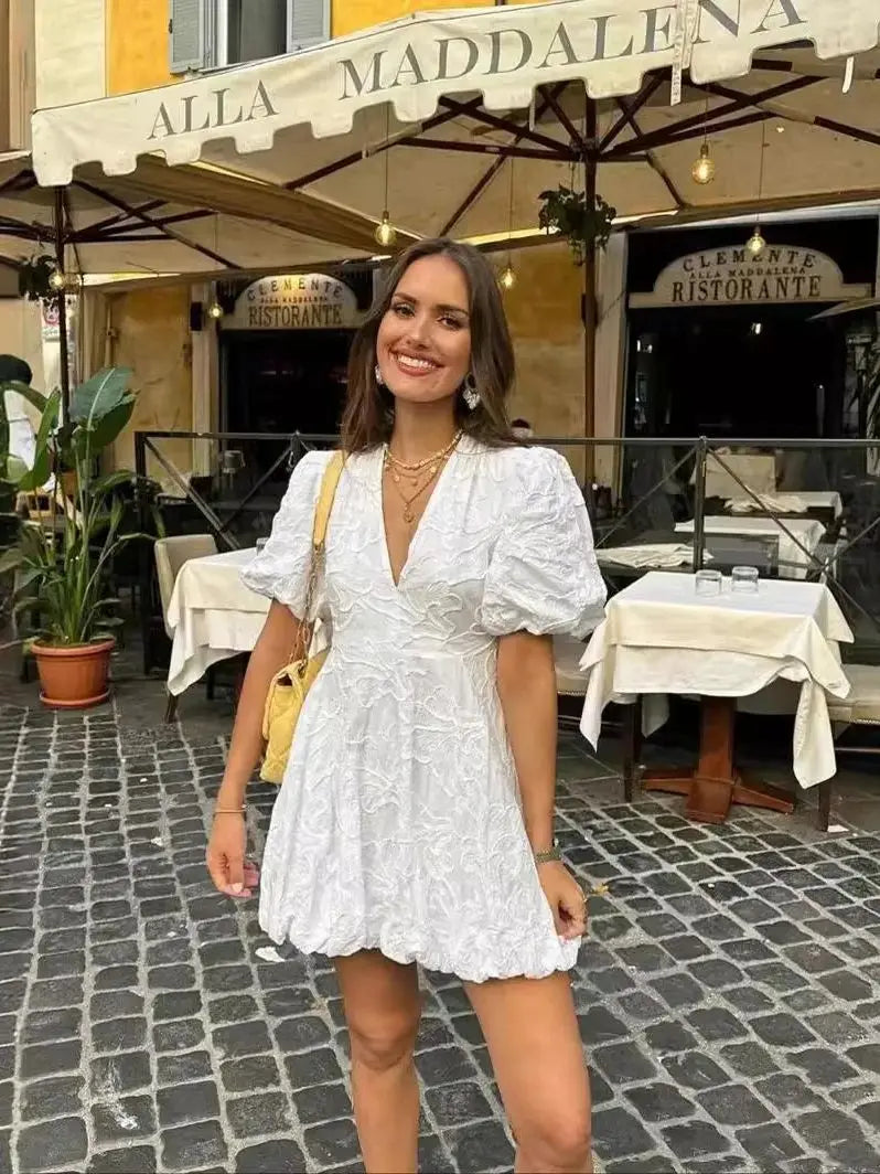 Mini Vestido Branco com Saia e Manga Bufante