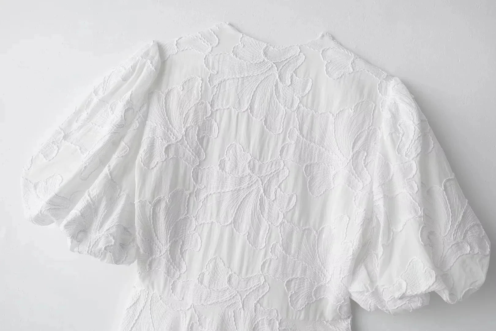 Mini Vestido Branco com Saia e Manga Bufante