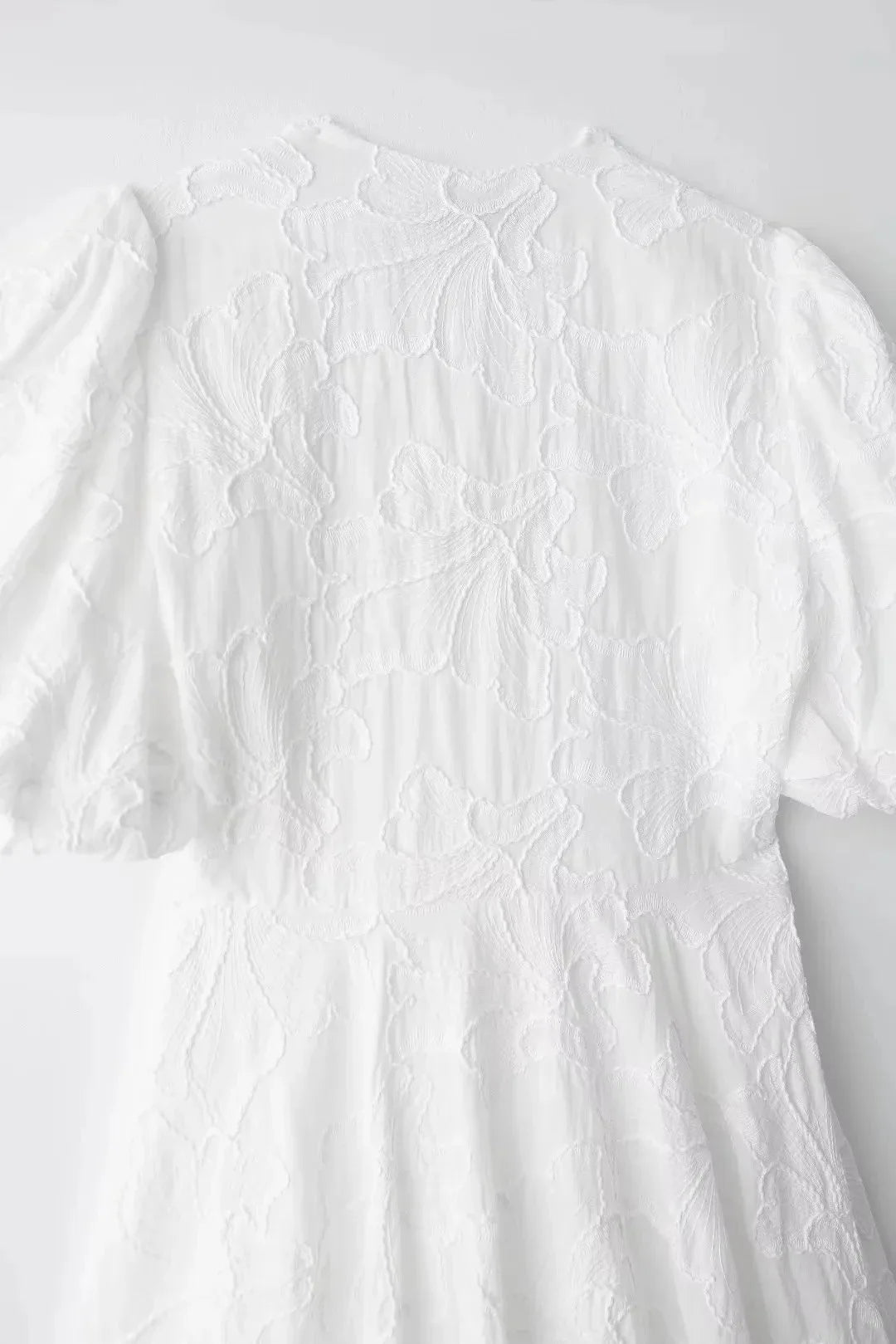 Mini Vestido Branco com Saia e Manga Bufante