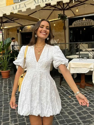 Mini Vestido Branco com Saia e Manga Bufante